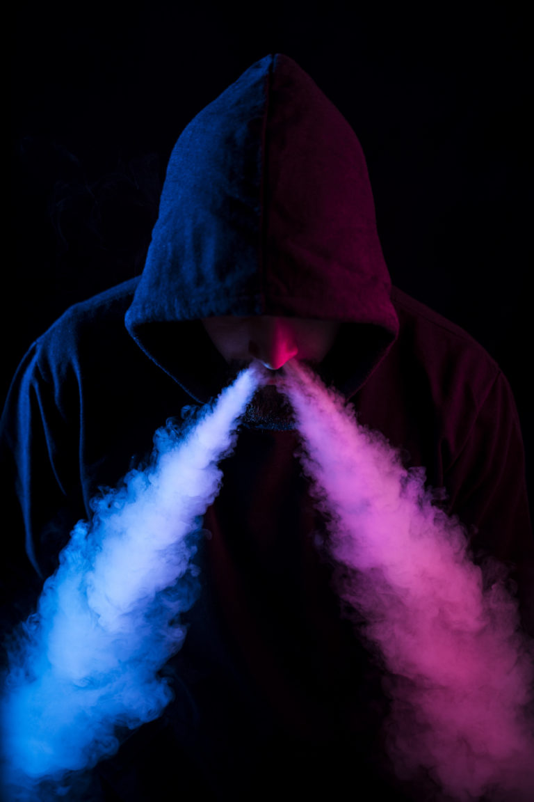 astuces de vape de soufflage rouge et bleu