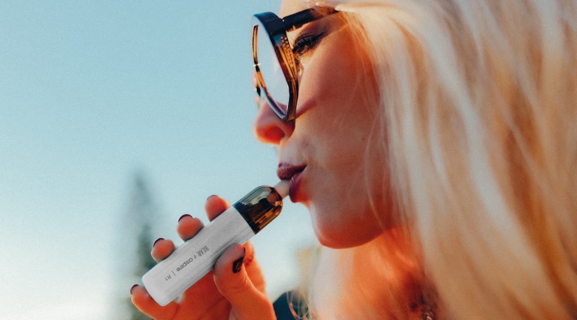 girl vaping bear+aspire r1 3500 puff disposable device